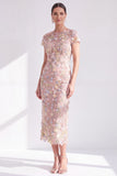 Blauwe bloemen bodycon ronde hals met midi jurk van de moeder van de bruid met split