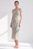 Blauwe bloemen bodycon ronde hals met midi jurk van de moeder van de bruid met split