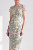 Blauwe bloemen bodycon ronde hals met midi jurk van de moeder van de bruid met split