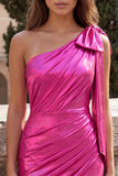 Rode eenschouder metallic gerimpelde asymmetrische korte homecomingjurk met strik