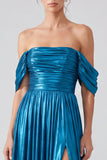 Off-the-shoulder gouden metallic gerimpelde lange formele jurk met split