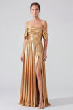 Off-the-shoulder gouden metallic gerimpelde lange formele jurk met split