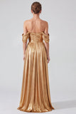 Off-the-shoulder gouden metallic gerimpelde lange formele jurk met split
