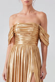 Off-the-shoulder gouden metallic gerimpelde lange formele jurk met split