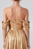 Off-the-shoulder gouden metallic gerimpelde lange formele jurk met split