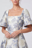 A-lijn Stoffy Blue Jacquard vierkante hals bloemenjurk met korte mouwen