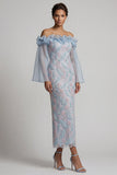 Off-the-shoulder stoffige blauwe bodycon met bloemenkralen lange moeder van de bruid jurk met ruches