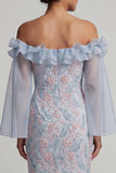 Off-the-shoulder stoffige blauwe bodycon met bloemenkralen lange moeder van de bruid jurk met ruches