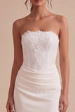 Witte strapless midi bodycon gerimpelde korsetverlovingsjurk met split