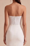 Witte strapless midi bodycon gerimpelde korsetverlovingsjurk met split
