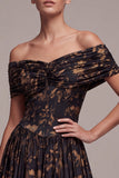 Zwarte A-lijn off-shoulder bloemen gerimpelde lange formele jurk