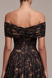 Zwarte A-lijn off-shoulder bloemen gerimpelde lange formele jurk