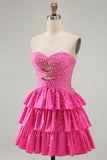 Een gelaagde ruche, fuchsia homecomingjurk met parels met parels bezet