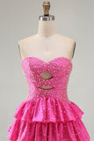 Een gelaagde ruche, fuchsia homecomingjurk met parels met parels bezet