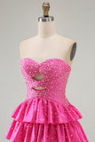 Een gelaagde ruche, fuchsia homecomingjurk met parels met parels bezet