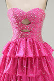Een gelaagde ruche, fuchsia homecomingjurk met parels met parels bezet