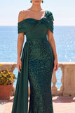 Glinsterende donkergroene asymmetrische off-shoulder pailletten gerimpelde zeemeermin lange formele jurk met sjerp