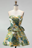 Groene bloemen strapless A-lijn gelaagde korte homecomingjurk met ruches