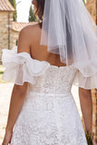 Off-the-shoulder rucherige korte mouwen ivoor A-lijn kant bruidsdouchejurk