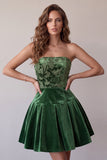 Donkergroene strapless A-lijn fluwelen korte homecoming jurk met ruches