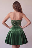 Donkergroene strapless A-lijn fluwelen korte homecoming jurk met ruches