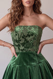 Donkergroene strapless A-lijn fluwelen korte homecoming jurk met ruches