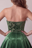 Donkergroene strapless A-lijn fluwelen korte homecoming jurk met ruches
