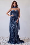 Strapless marineblauwe fluwelen zeemeermin lange gerimpelde jurk met halssjaal