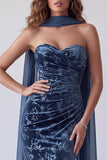 Strapless marineblauwe fluwelen zeemeermin lange gerimpelde jurk met halssjaal