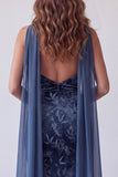 Strapless marineblauwe fluwelen zeemeermin lange gerimpelde jurk met halssjaal