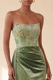 Groene korsetschede strapless fluweel, gerimpelde lange formele jurk met een zijstrip