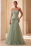 Strapless saliegroen A-lijn tule gevederde pailletten lange formele jurk met drapering