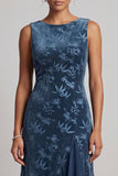 Donkerblauwe bateauhals fluwelen jacquard asymmetrische moeder van de bruid jurk met ruchesplit