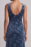 Donkerblauwe bateauhals fluwelen jacquard asymmetrische moeder van de bruid jurk met ruchesplit