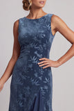 Donkerblauwe bateauhals fluwelen jacquard asymmetrische moeder van de bruid jurk met ruchesplit