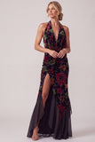 Zwarte fluwelen halterhals met gerimpelde schede Lange Mother of the Bride jurk met ruchesplit