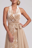 Champagnefluweel halter hals jacquard gerimpeld lange moeder van de bruid jurk met sjerp