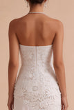 Strapless witte bloemen-geappliqueerde verlovingsjurk met hoge tot lage zoom
