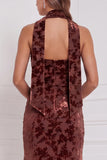 Espresso Burnout fluweel strapless schede lange bruidsmeisjesjurk met halsdoek