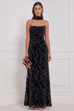 Zwarte strapless gerimpelde burnout fluweel lange bruidsmeisjesjurk met halsdoek