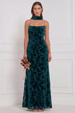 Zwarte strapless gerimpelde burnout fluweel lange bruidsmeisjesjurk met halsdoek