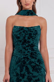 Zwarte strapless gerimpelde burnout fluweel lange bruidsmeisjesjurk met halsdoek