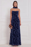 Zwarte strapless gerimpelde burnout fluweel lange bruidsmeisjesjurk met halsdoek