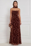 Zwarte strapless gerimpelde burnout fluweel lange bruidsmeisjesjurk met halsdoek