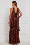 Zwarte strapless gerimpelde burnout fluweel lange bruidsmeisjesjurk met halsdoek