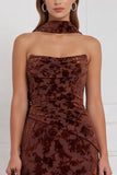 Zwarte strapless gerimpelde burnout fluweel lange bruidsmeisjesjurk met halsdoek
