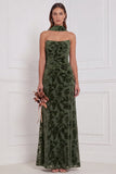 Zwarte strapless gerimpelde burnout fluweel lange bruidsmeisjesjurk met halsdoek