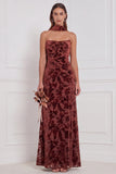 Zwarte strapless gerimpelde burnout fluweel lange bruidsmeisjesjurk met halsdoek