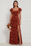 Brown Burnout Velvet Schede Vierkante Hals, Flutter Mouwen Lange Bruidsmeisjesjurk met zijsplit