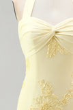 Narcissen Strakke Halter Rimpelde Korte Homecoming Jurk met bloemenborduursel